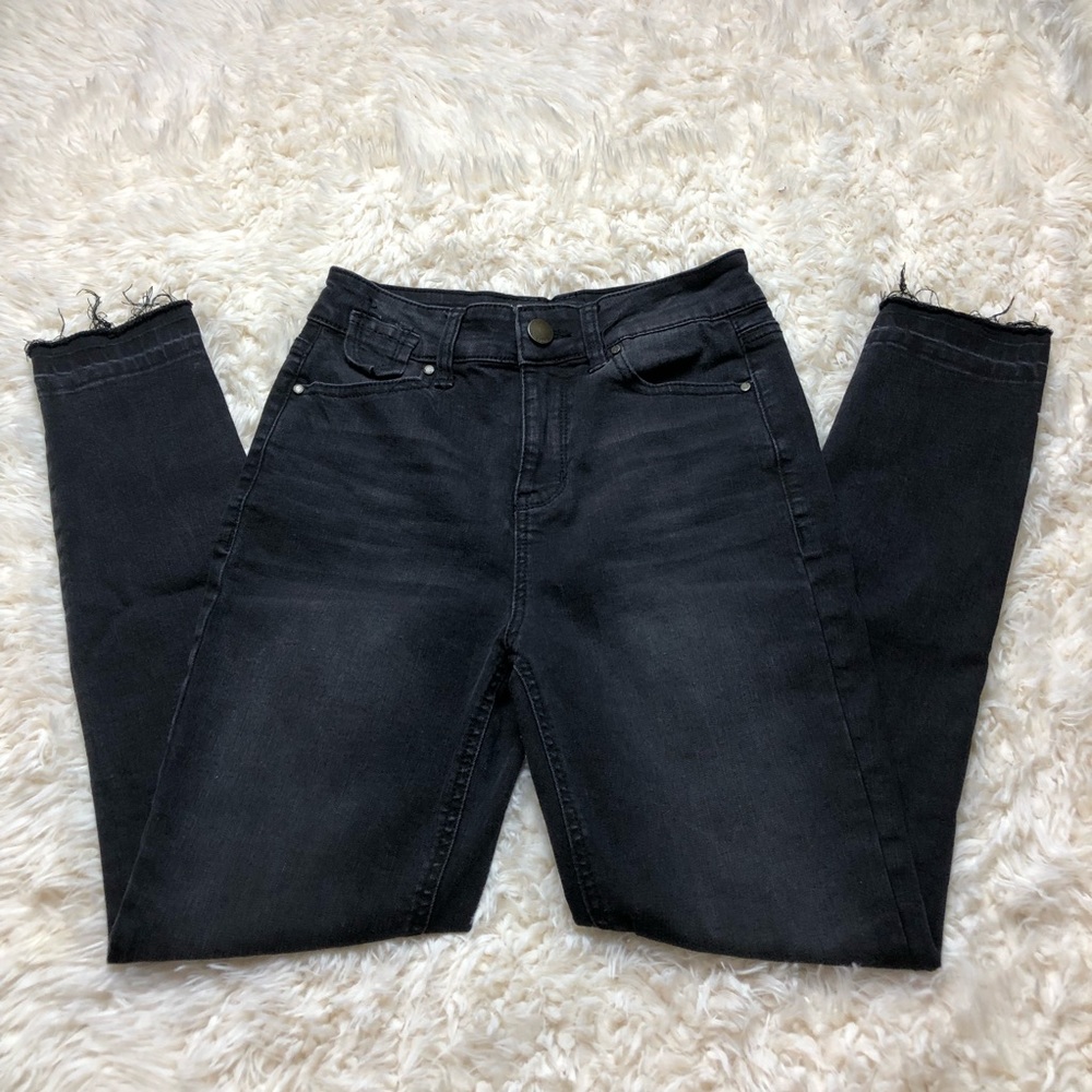 『black jeans w/ jewels』